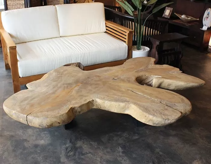 天然木のテーブル